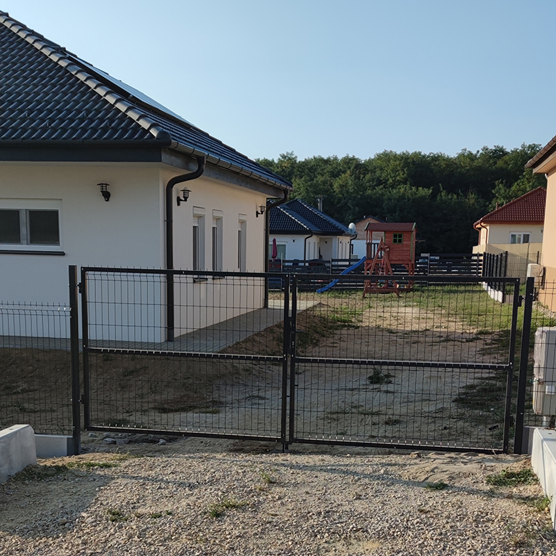 Beépytett kétszárnyú kapu Győrszemerén