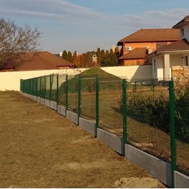 Zöld 3D Kerítésrendszer Lábazati Betonelemmel, (egy egység 2.5m hosszú)